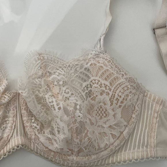 Victoria's Secret Bra - Picture 4 of 9